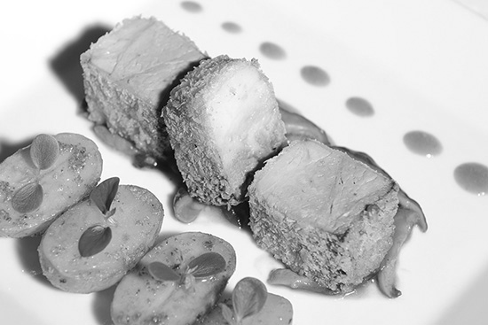 Braisé de palette de porc Noir de Bigorre, pané à la chapelure croustillante sauce shiitake